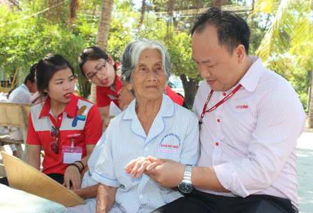 Cán bộ, nhân viên Lotte Mart Nha Trang thăm hỏi, trò chuyện với người già neo đơn tại Trung tâm.