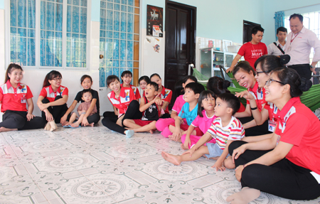 Trò chuyện, vui chơi với trẻ em mồ côi.