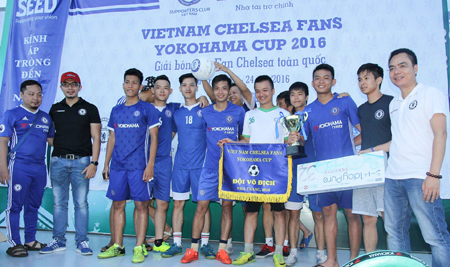 Ban tổ chức trao cúp vô địch cho đội Hội Cổ động viên Chelsea tại Thanh Hóa.