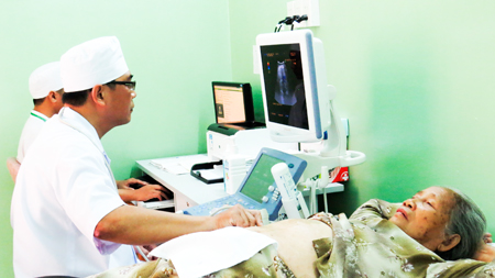 Bác sĩ khám bệnh cho các cụ