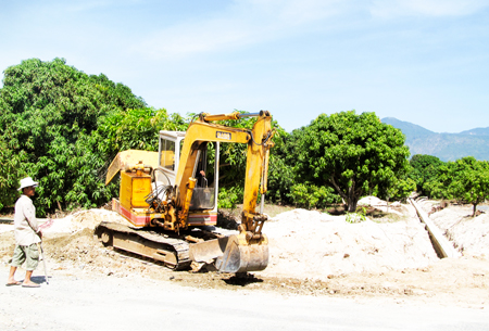 Thi công một tuyến kênh nhánh trên địa bàn huyện Cam Lâm