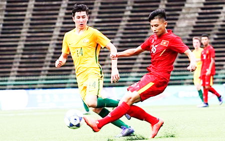 Các cầu thủ U.16 Việt Nam và U.16 Australia trong một pha tranh bóng