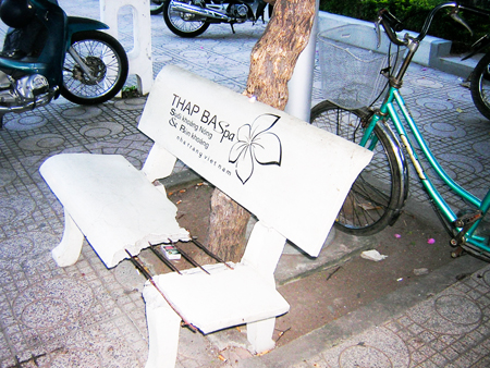 Ghế đá công viên bị bể