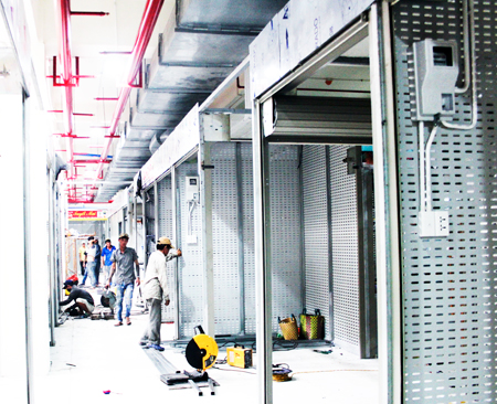 Chủ đầu tư đang lắp đặt các lô sạp còn lại ở tầng 1 Chợ Đầm mới