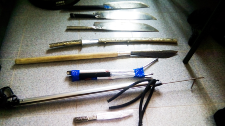 Hung khí, vũ khí tự tạo trong một vụ hỗn chiến bị lực lượng công an thu giữ