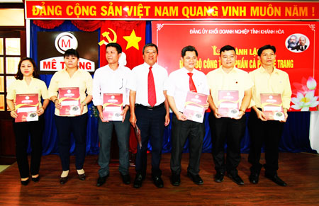 Ông Trần Xuân Lãm, Phó Bí thư Đảng ủy khối Doanh nghiệp tỉnh trao Quyết định thành lập Đảng bộ Công ty Cổ phần Cà phê Mê Trang