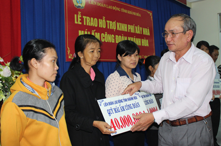 Ông Nguyễn Hòa – Chủ tịch Liên đoàn Lao động tỉnh trao kinh phí hỗ trợ xây nhà ở cho công nhân nghèo.