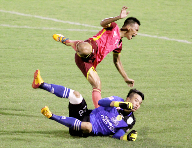 Duy Long đã may mắn không bị chấn thương nặng sau pha vào bóng này của Bửu Ngọc. Ảnh: Dương Thu