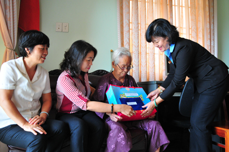 Đại diện đoàn tặng quà cho mẹ Nguyễn Thị Phú