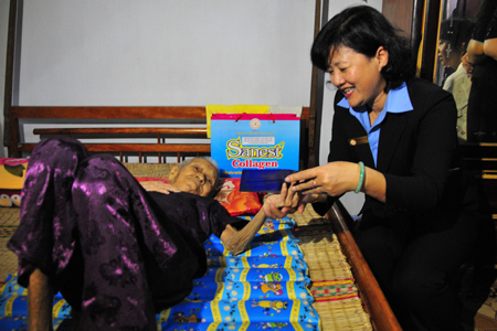 Đại diện đoàn thăm hỏi, tặng quà cho mẹ Nguyễn Thị Bính