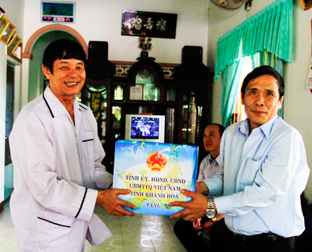 Đồng chí Phan Thông thăm hỏi, tặng quà gia đình ông Nguyễn Thanh Thảo