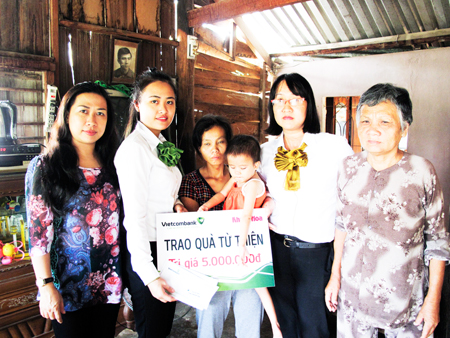 Đại diện Báo Khánh Hòa và Vietcombank Nha Trang  trao tiền ủng hộ cho gia đình cháu Nguyễn Thị Hạnh Vy