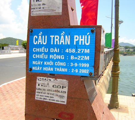 Dán, vẽ trên trụ gắn biển tên cầu Trần Phú