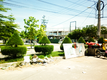 Nhếch nhác dải phân cách