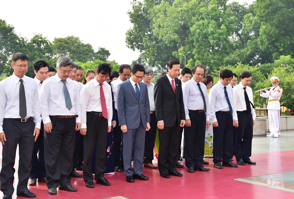 Đoàn đại biểu Bộ LĐTB&XH kính viếng các anh hùng, liệt sĩ. Ảnh: VGP/Nhật Bắc