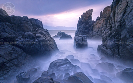 Tác phẩm “Hang heo Vũng Điệp Khánh Hòa mùa bão”