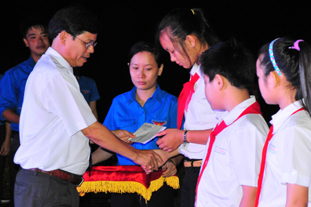 Nguyen Tan Tuan giving presents to children of policy households and revolutionary contributors.