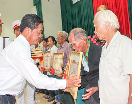 Thừa ủy quyền của Chủ tịch nước, ông Lê Thanh Quang trao danh hiệu Bà mẹ VNAH cho thân nhân các mẹ.