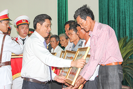 Thừa ủy quyền của Chủ tịch nước, ông Lê Đức Vinh trao danh hiệu Bà mẹ VNAH cho thân nhân các mẹ.