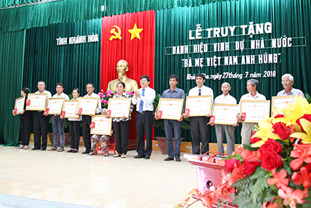 Thừa ủy quyền của Chủ tịch nước, ông Nguyễn Duy Bắc trao danh hiệu Bà mẹ VNAH cho thân nhân các mẹ.