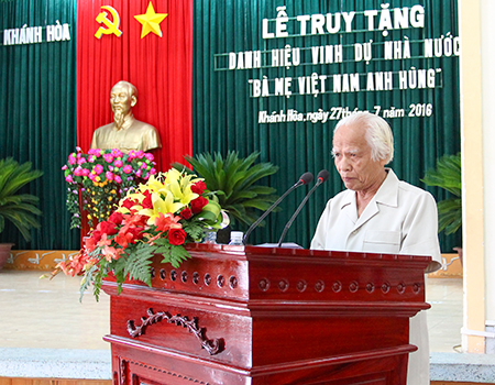 Thân nhân Mẹ Việt Nam anh hùng Phạm Thị Ngân (Phước Hòa, Nha Trang) phát biểu.
