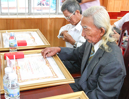 Thân nhân các mẹ bồi hồi tưởng nhớ đến đấng sinh thành.