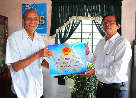 Ông Trần Ngọc Thanh tặng quà cho ông Vương Tử Trực.