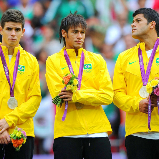 Neymar và đồng đội nhận HCB ở Olympic London 2012 sau khi thua U23 Mexico ở chung kết.