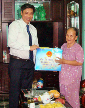 Ông Lê Đức Vinh tặng quà cho gia đình bà Võ Thị Nhãn.