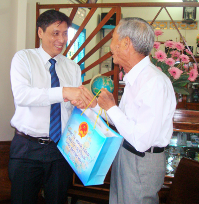 Tặng quà cho gia đình ông Lê Văn Hòa.