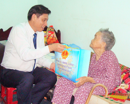 Tặng quà cho gia đình bà Hồ Thị Chớ.