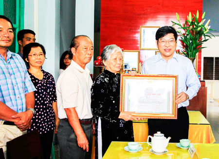 Đồng chí Nguyễn Duy Bắc trao Huân chương Độc lập hạng Ba cho đại diện gia đình Đại tá Bùi Dư