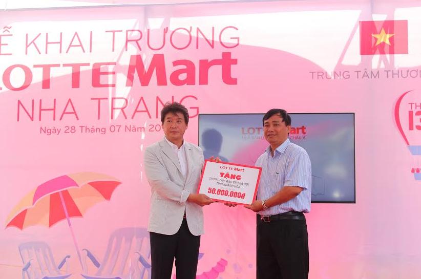 Đại diện lãnh đạo Trung tâm thương mại Lotte Nha Trang (bên trái) trao tượng trưng phần quà hỗ trợ trang thiết bị trị cho Trung tâm Bảo trợ xã hội tỉnh.