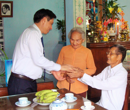 Provincial leader's visit to policy beneficiaries in Dien Khanh