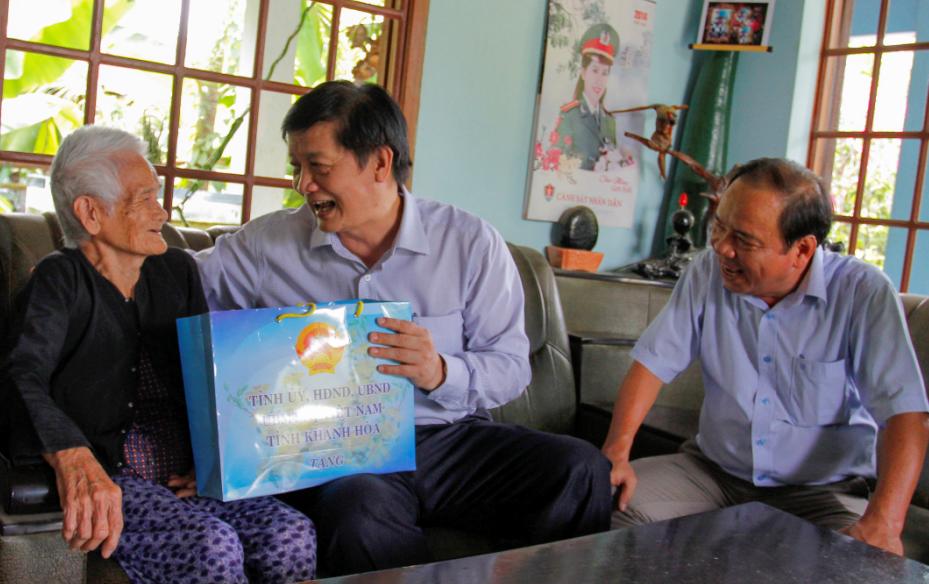 Provincial leader pays visit to policy beneficiaries in Ninh Hoa Town