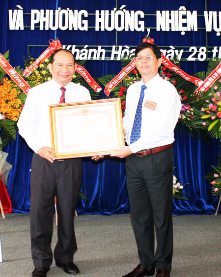 Thừa ủy quyền của Thủ tướng Chính phủ, đồng chí Nguyễn Tấn Tuân trao bằng khen cho Ban đại diện Hội Người cao tuổi tỉnh