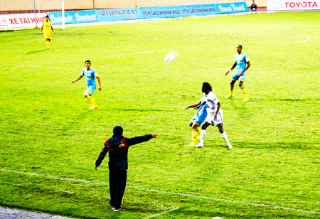 Hy vọng các cầu thủ Sanna Khánh Hòa - Biển Việt Nam sẽ được “lệnh” tấn công trong trận đấu với QNK Quảng Nam