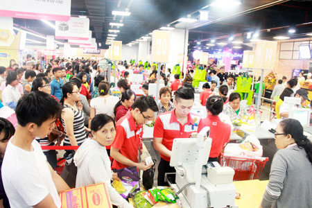 Khách hàng mua sắm tại LOTTE Mart Nha Trang
