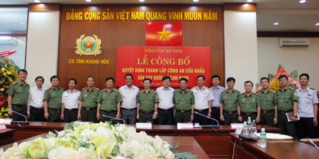 Lãnh đạo tỉnh Khánh Hòa, Tổng Cục an ninh,... cùng tập thể cán bộ, chiến sĩ Công an cửa khẩu sân bay quốc tế Cam Ranh tại buổi lễ công bố.