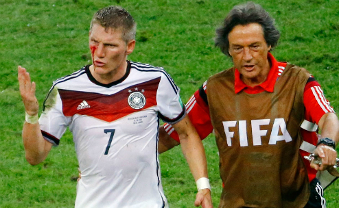 Gương mặt đầy máu của Schweinsteiger trong trận chung kết World Cup 2014 là biểu tượng cho tinh thần chiến đấu mạnh mẽ của tiền vệ Đức. Ảnh: Reuters.