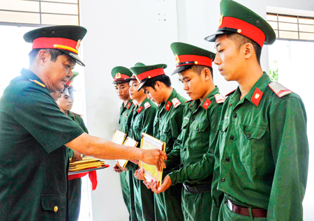 Tiễn gần 200 chiến sĩ hoàn thành nghĩa vụ quân sự trở về địa phương