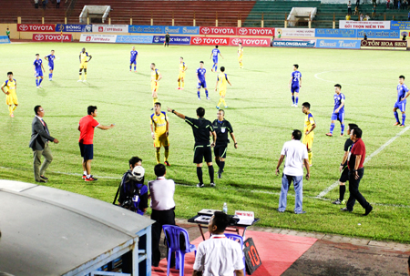 Các cầu thủ và Ban huấn luyện Sanna Khánh Hòa - Biển Việt Nam ngỡ ngàng trước quyết định của trọng tài