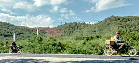 Các đối tượng vận chuyển gỗ trái phép trên Quốc lộ 26 (ảnh chụp chiều 24-7)