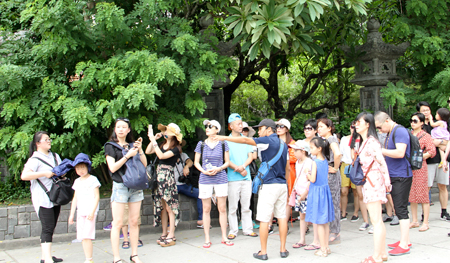 Một đoàn khách du lịch Trung Quốc tham quan chùa Long Sơn