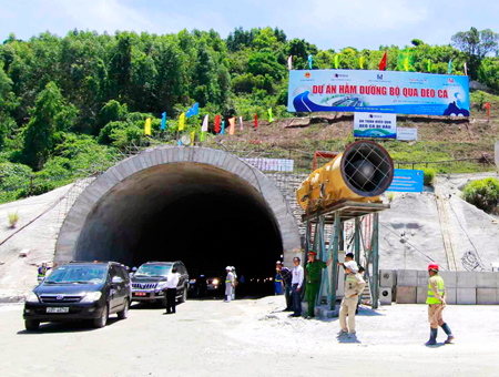 Thông hầm đường bộ qua đèo Cả