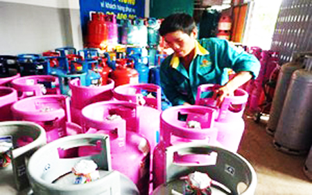Giá gas giảm 4.500 đồng/bình 12 kg