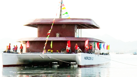 Du thuyền vừa hạ thủy