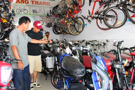 Khách hàng đang tìm hiểu các sản phẩm xe máy điện