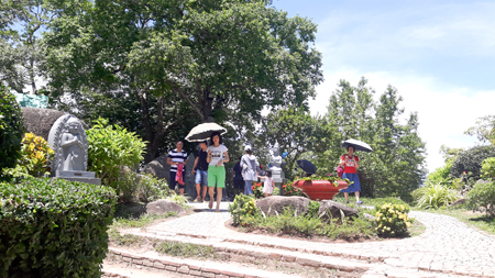 Khu vực vườn tượng trong khuôn viên di tích Tháp Bà Ponagar