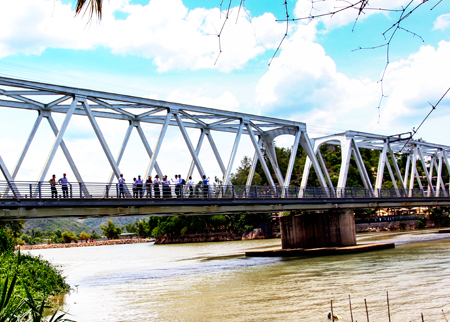 Cầu đường sắt, nơi dự kiến sẽ đầu tư đập ngăn mặn sông Cái Nha Trang